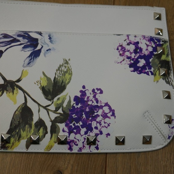 White House Black Market White Hydrangea Studded Floral Wristlet Studded NEW NWT - Picture 3 of 7